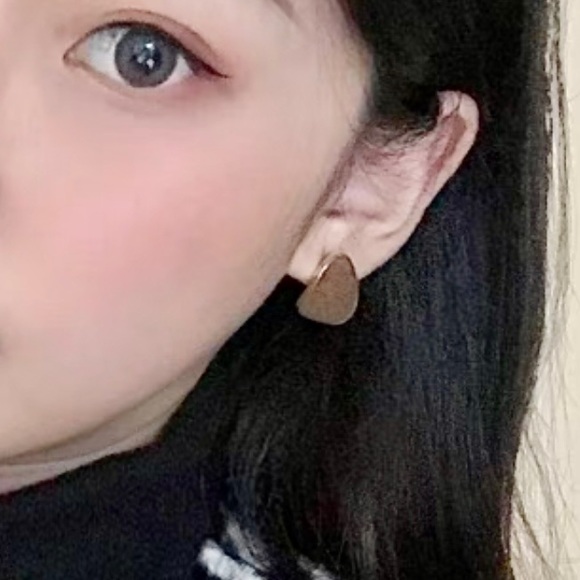 ❣️$25/3❣️ Oval Shaped Brown and White Enamel Stud Earrings - Picture 6 of 9